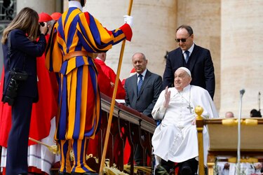 El papa aparece en la plaza de San Pedro para saludar a los fieles en el Domingo de Ramos