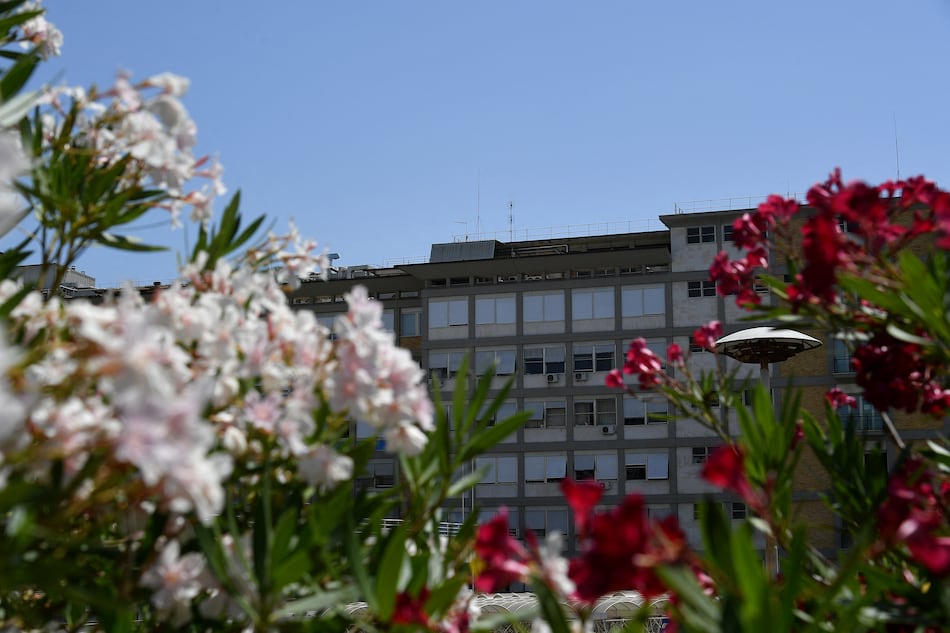 Papa Francisco, ‘conmovido’ por los mensajes de afecto; se recupera satisfactoriamente de la operación