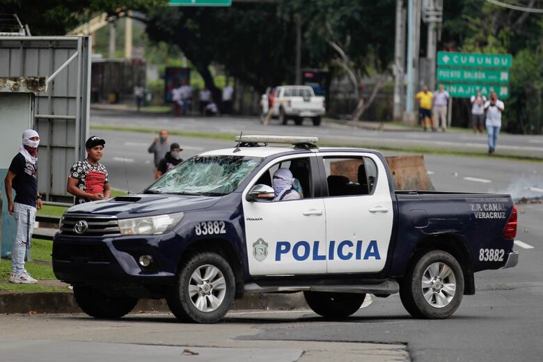 Dornheim culpa a estudiantes de la Universidad de Panamá de la destrucción de la patrulla de la Policía Nacional 
