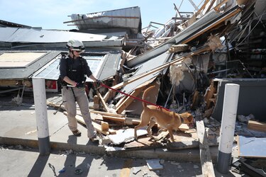 El huracán Laura deja cuatro muertos pero menos daños de lo previsto en Luisiana