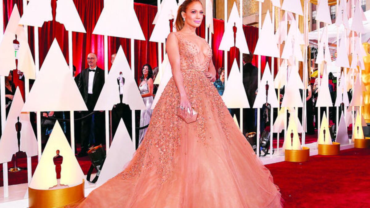 Jennifer López lució en color piel un vestido de transparencia y escote tipo V de Elie Saab.
