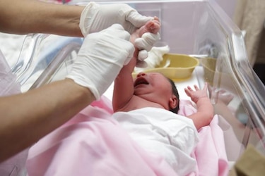 Bebés que nacen por terapia de fertilidad “serían más pequeños"