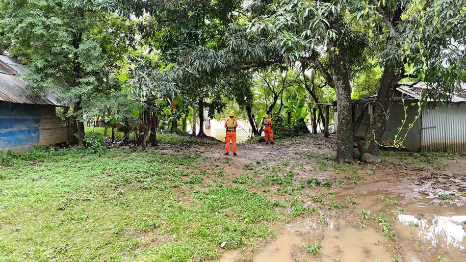 Evacúan a 32 familias en Barú por inundaciones tras influencia del huracán Melissa
