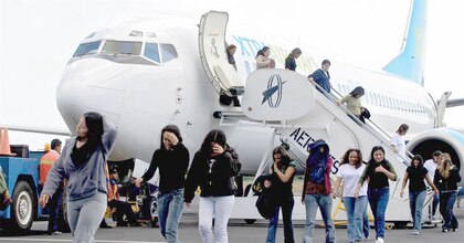 Trump dice que ‘ojalá’ los tribunales le permitan continuar con expulsiones de migrantes