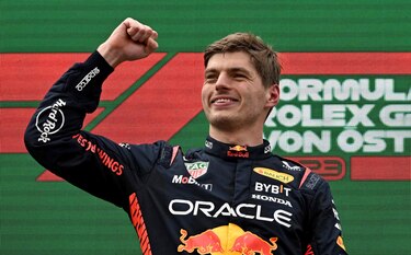 Verstappen arrasa; ‘Checo’ remonta