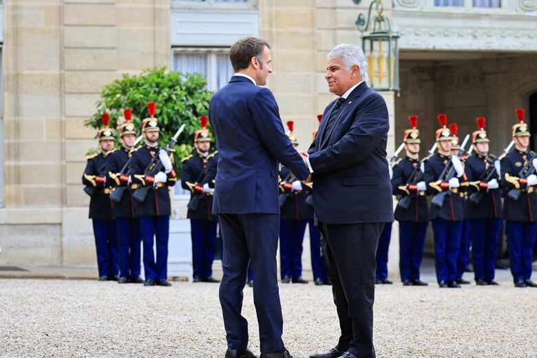 Mulino es recibido por el presidente francés, Emmanuel Macron, en el palacio del Elíseo