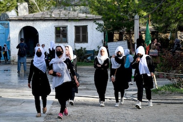 Seis países piden a los talibanes ‘revertir’ prohibición de escuelas secundarias para niñas