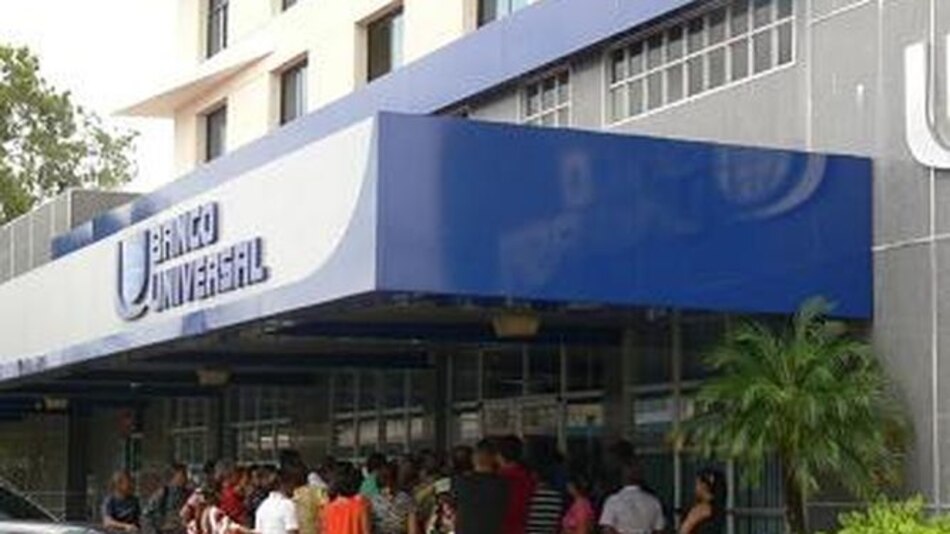 Agencia suspende perspectiva de calificación de Banco Universal