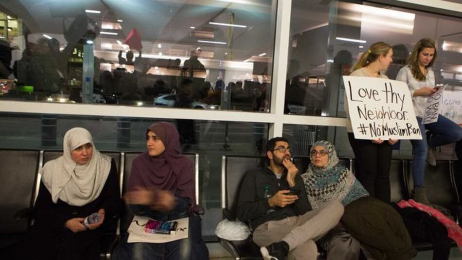 Líderes europeos se oponen a orden migratoria de Donald Trump