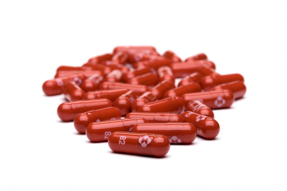 FDA podría autorizar píldoras de Pfizer y Merck esta semana