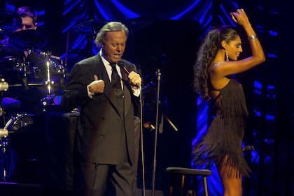 Dos exempleadas denuncian agresiones sexuales del cantante Julio Iglesias