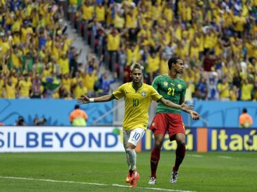 Brasil golea a Camerún con doblete de Neymar