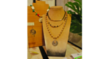 Una artesana de la orfebrería