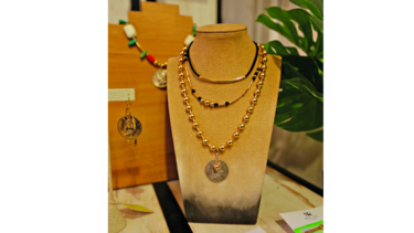 Una artesana de la orfebrería