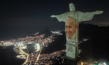 El Cristo Redentor promueve la autobiografía del papa Francisco en Brasil