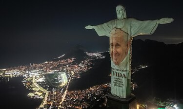 El Cristo Redentor promueve la autobiografía del papa Francisco en Brasil