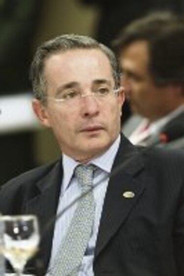 Uribe firma acuerdo con la región
