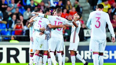 España golea e Italia asegura la repesca