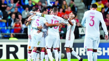 España golea e Italia asegura la repesca