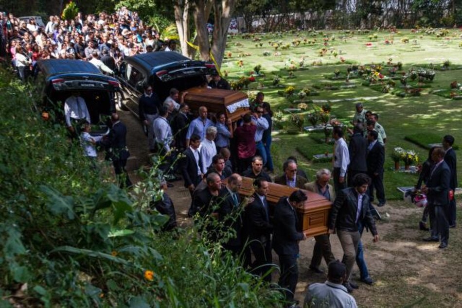 Exreina de belleza y su pareja fueron sepultados en compañía de admiradores