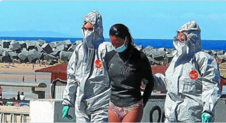 Detienen en España a una mujer que fue a surfear pese a tener coronavirus