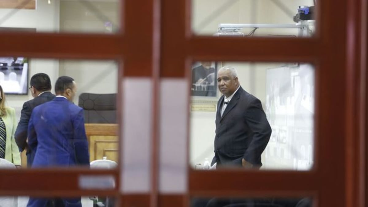La audiencia de Lázarus tiene lugar en el Salón de Casación.