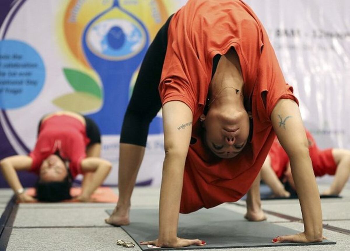 Millones de personas participan en primer Día Internacional del Yoga