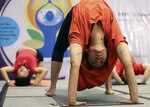 Millones de personas participan en primer Día Internacional del Yoga