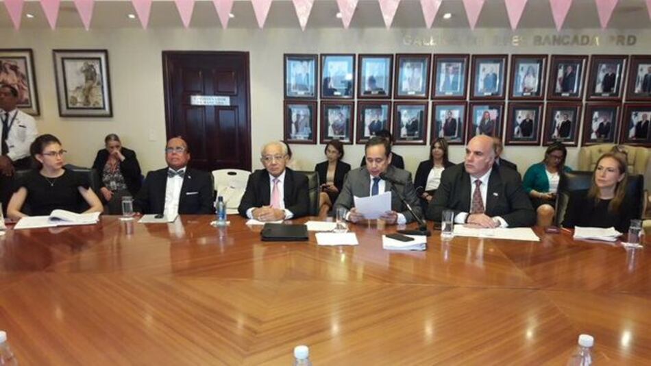 Designan al comunicador Ricardo Laviery como embajador en Emiratos Árabes Unidos