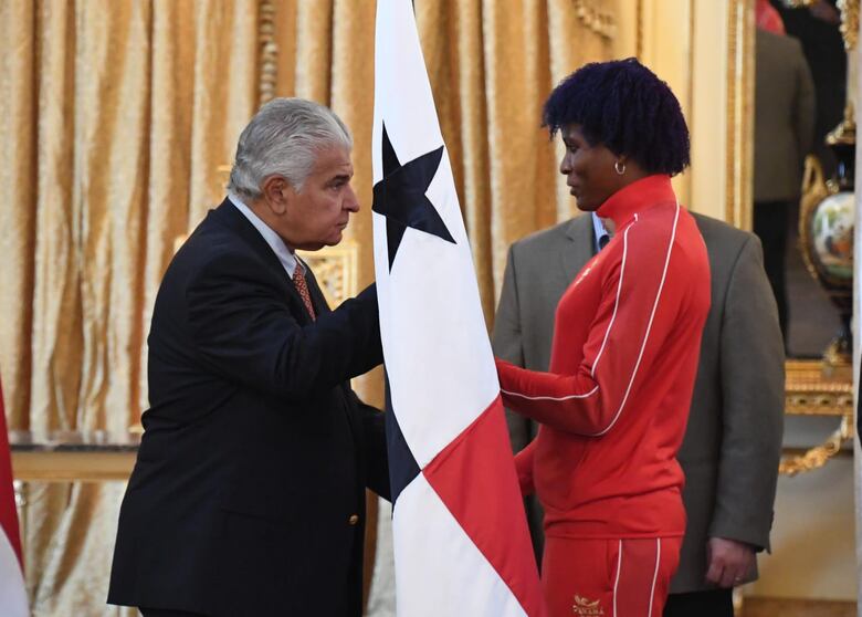 Atheyna Bylon recibe el pabellón nacional por parte del presidente  de la República José Raúl Mulino 
