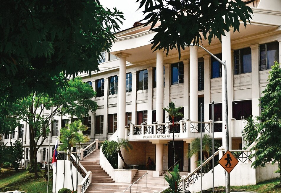 Presentan demanda contra ley que otorga doble salario a alcaldes y representantes