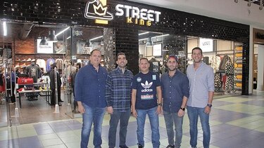 Celebración de la apertura de la nueva tienda Casual y Urbana Street King