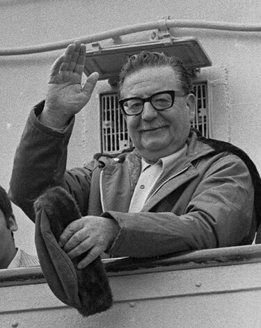 Ampuero presentó 'El último tango de Allende'