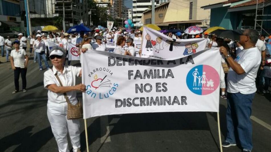 Grupos marchan 'en defensa de la familia'