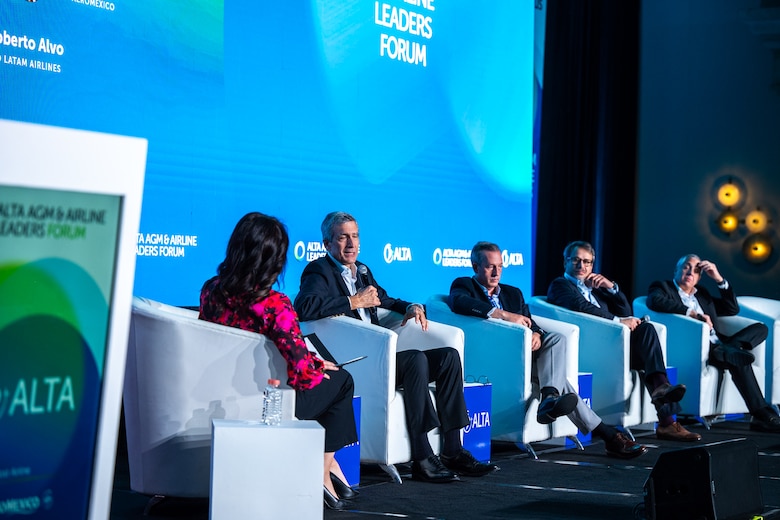 Aerolíneas vuelan en una región llena de volatilidad