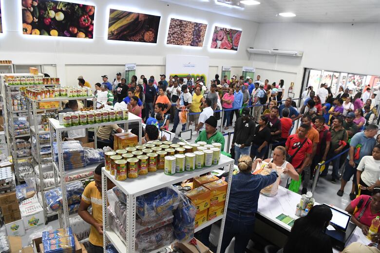 Presidente Mulino recorre nueva tienda del IMA en San Miguelito y evita hablar de renuncia del vicecanciller