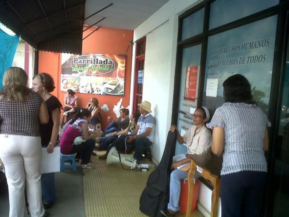 Educadores siguen en vigilia en Chitré; esperan respuesta de Molinar