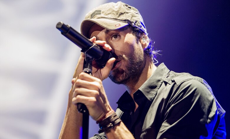 Enrique Iglesias celebra la bachata en el sencillo ‘Así es la vida’ junto a María Becerra