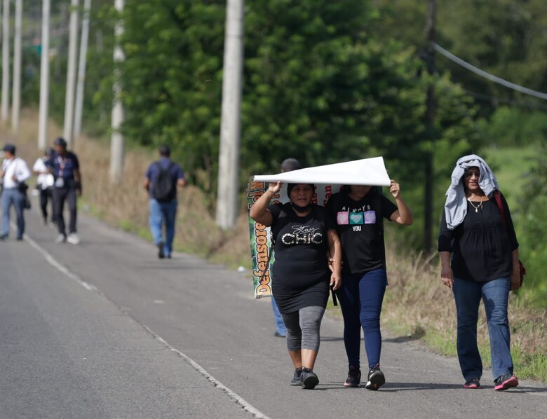 Enfrentamientos entre manifestantes y policías en Pacora, durante jornada de protestas por el nuevo contrato minero