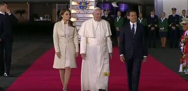 Con espectáculo de música y baile el Papa es recibido en México
