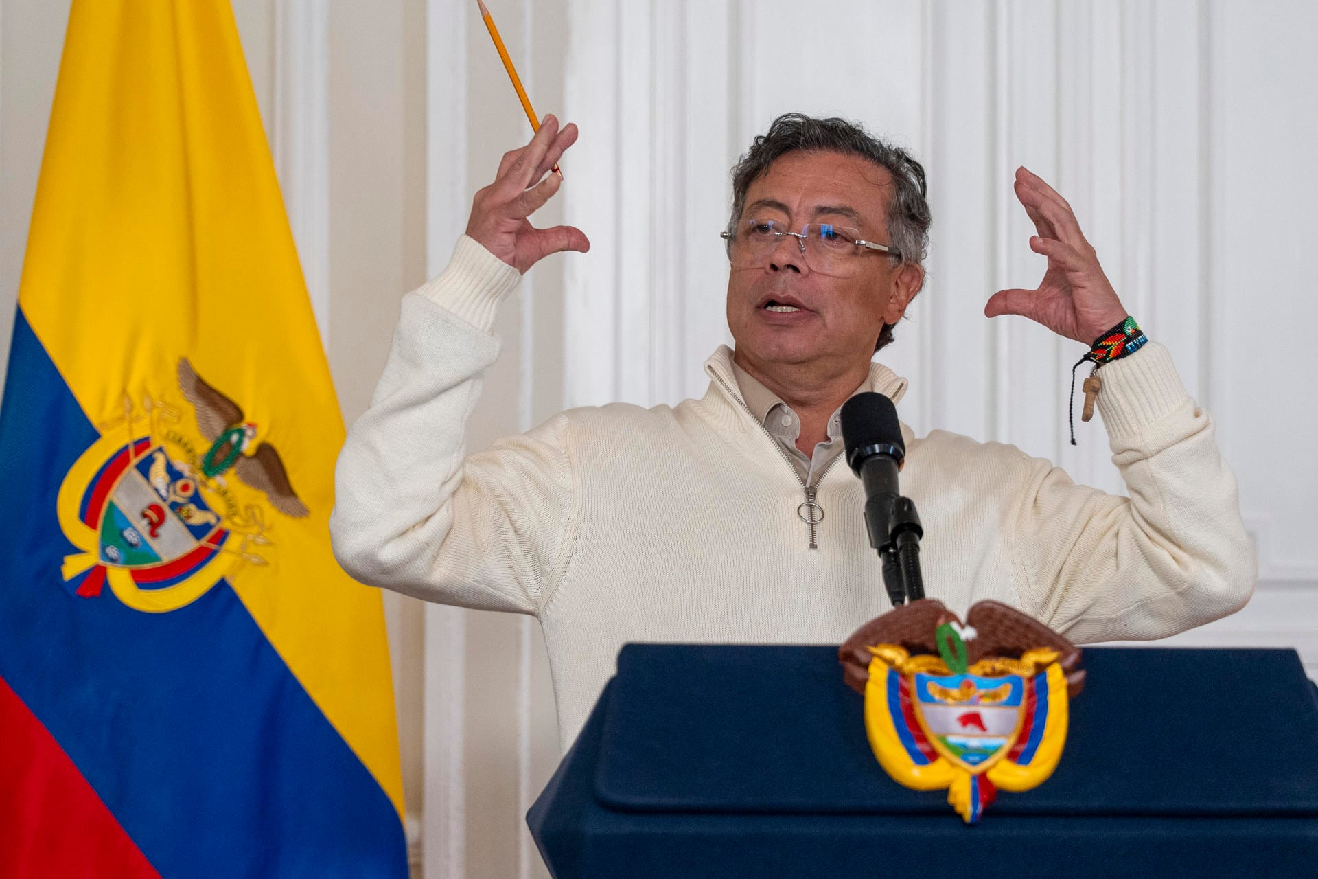Petro dice que las armas que matan civiles en el suroeste de Colombia llegan desde Ecuador