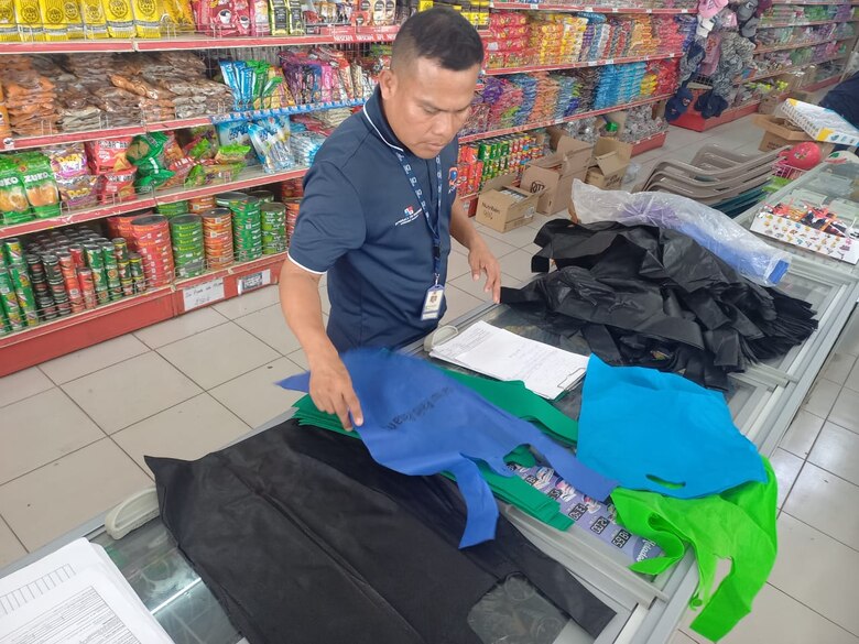 Algunos comercios continúan usando bolsas plásticas de polietileno; Acodeco registra 257 multas