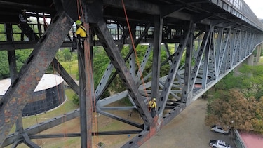 Con el embajador presente, ingenieros de Estados Unidos evalúan el puente de las Américas