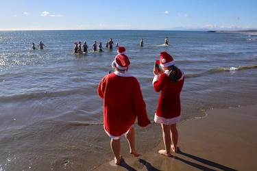 Tradicional baño navideño de Valras, al sur de Francia