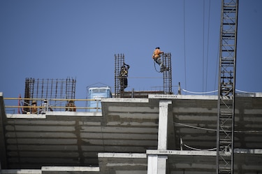 Inversiones en el sector de la construcción inician el año con caída de 19.8%
