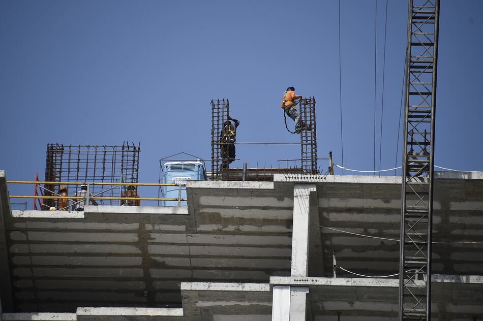Inversión pública impulsa PIB de la construcción, mientras proyectos privados se estancan