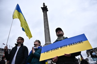 Miles de personas se manifiestan en varias ciudades europeas en apoyo a Ucrania