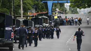 Estudiantes y policías se enfrentan en la vía Transístmica; suspenden clases en el campus universitario
