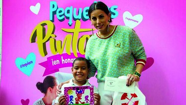 Pequeños pintores hacen sus obras en Metromall