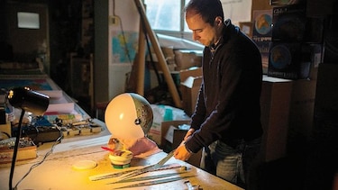 Una fábrica artesanal de globos terráqueos